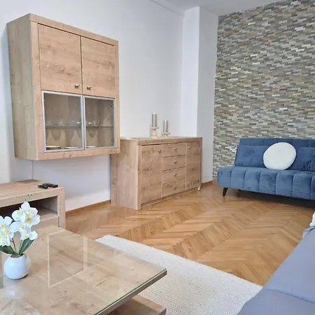 Luna With Free Parking Apartment